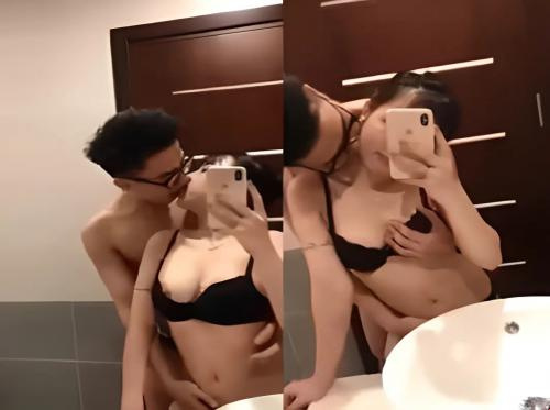 Gadis jorok itu suka bercinta di depan cermin